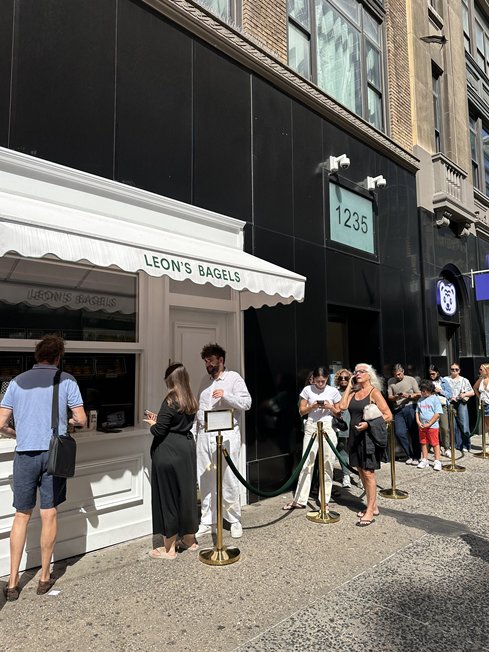 Leon's Bagels 외부. 창구형 판매구와 로프로 정리된 보도 대기 줄