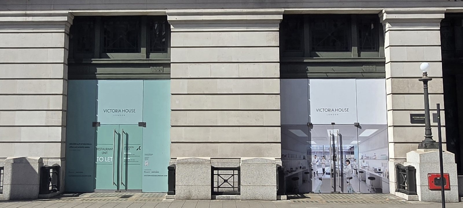 Southampton Row 면 Victoria House 파사드. 좌측 유닛 가벽에 RESTAURANT UNIT TO LET 표기, 우측 가벽에 실험실 이미지